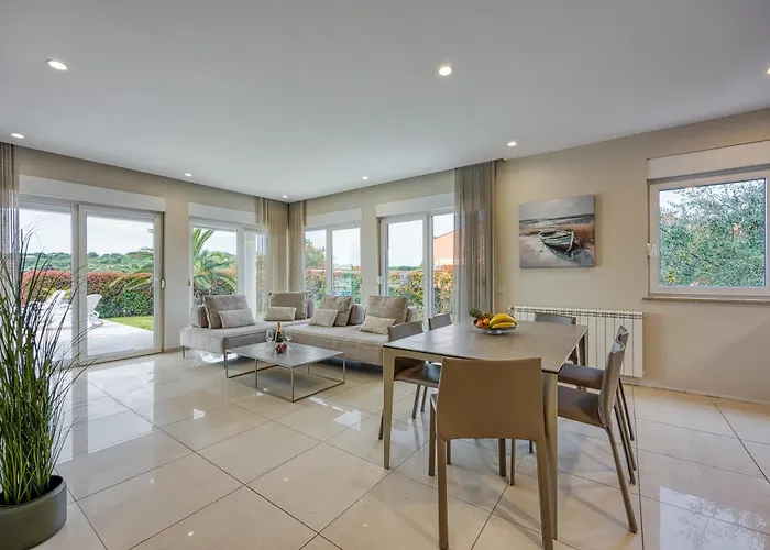 Elegant Panoramic Seaview Lejlighed