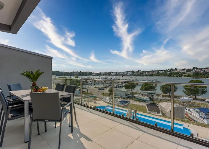 Elegant Panoramic Seaview Lejlighed *
