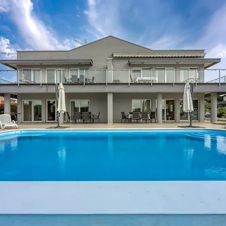 Elegant Panoramic Seaview Apartment Pula