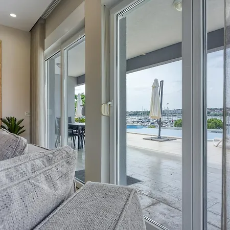 Elegant Panoramic Seaview 풀라