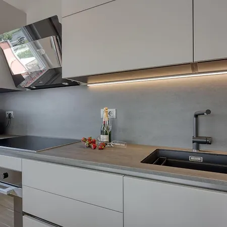 Elegant Panoramic Seaview Pola