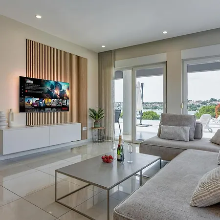 Elegant Panoramic Seaview Apartment *