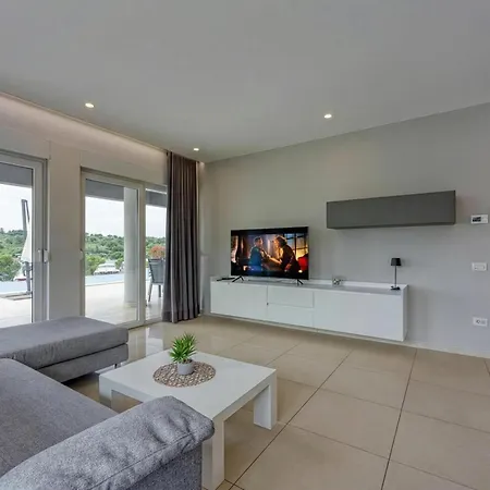 Elegant Panoramic Seaview *
