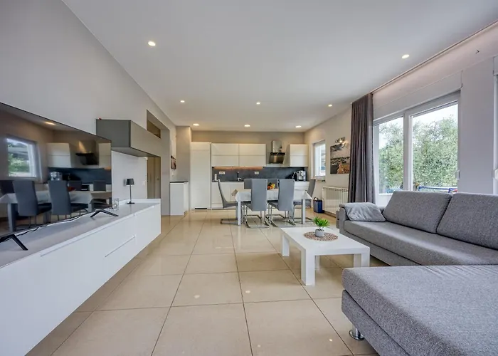 Elegant Panoramic Seaview